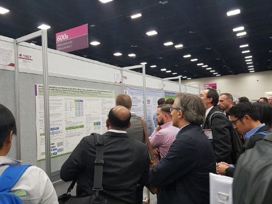 현지시간 3일 미국혈액암학회(ASH) 참가자들이 셀트리온의 항암제 바이오시밀러 트룩시마의 세계 첫 항암 임상 연구 포스터가 게시된 포스터 섹션에 모여 임상 결과를 보고 있다.(셀트리온 제공)